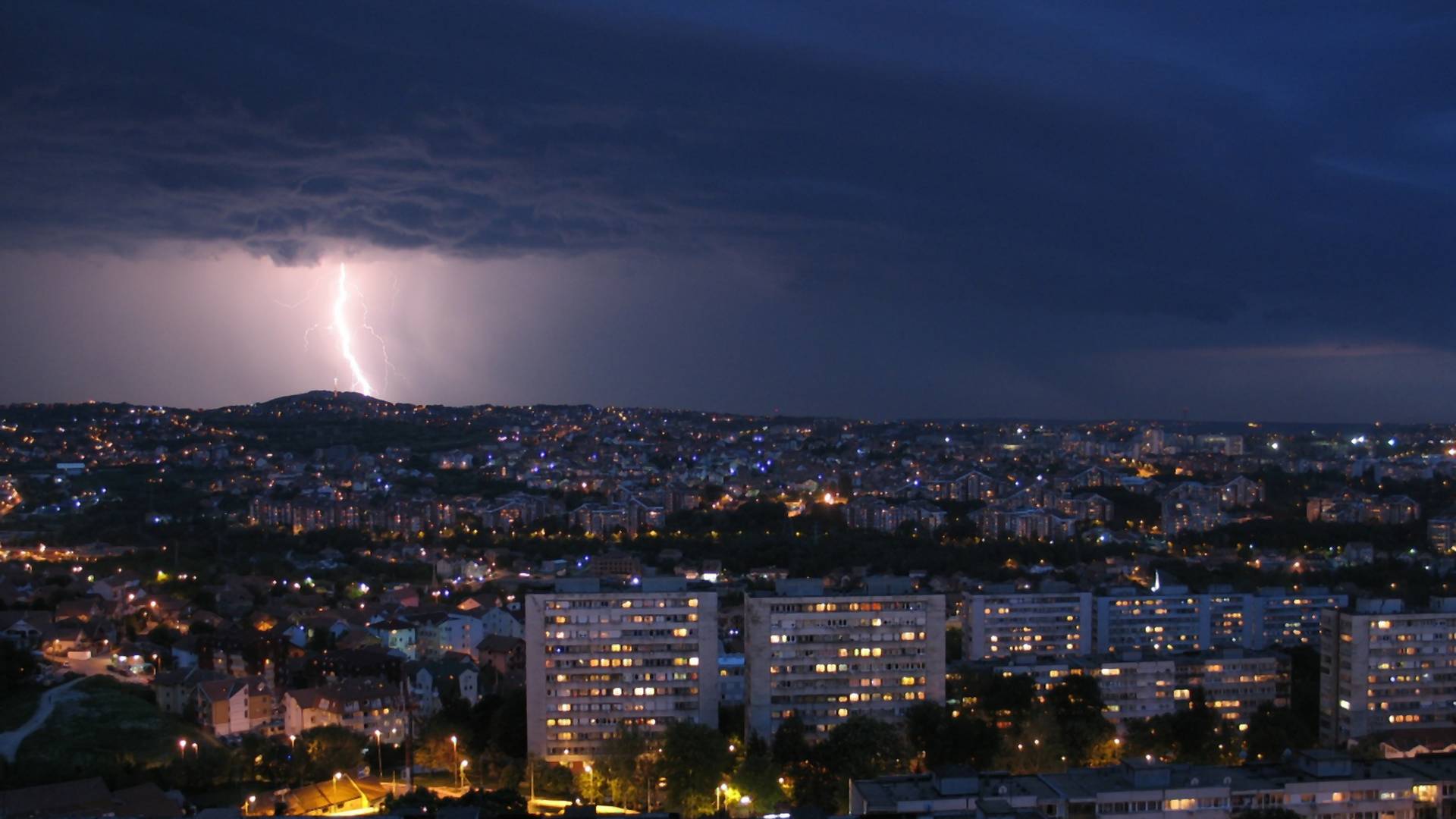 Šta nikako ne smete da radite kad napolju grmi