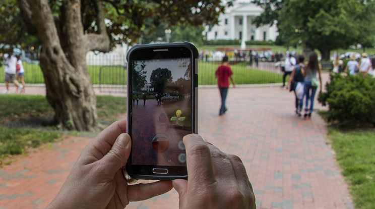 Több veszélyt is rejteget a Pokémon Go, ha figyelmetlen a játékos /Fotó: AFP
