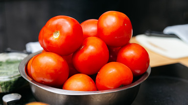 Czy powinno się obrywać szypułki z pomidorów? Odpowiedź może was zaskoczyć