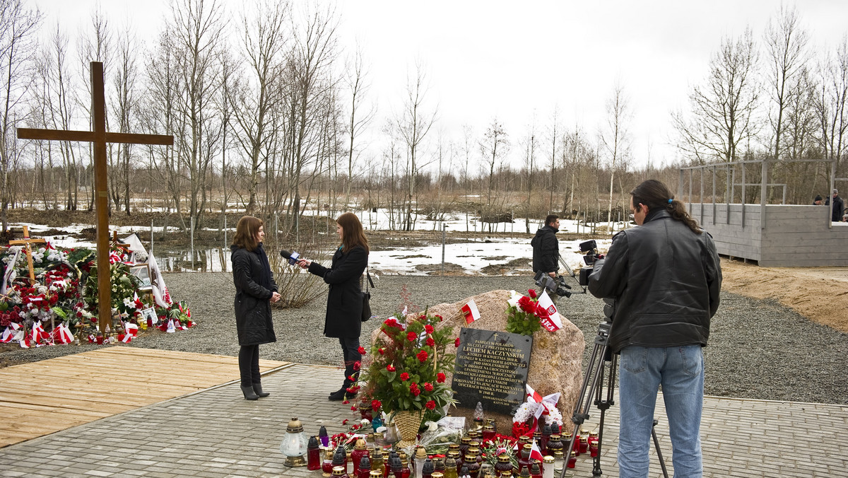 Bliscy ofiar katastrofy prezydenckiego Tu-154M i pierwsza dama Anna Komorowska są już w Smoleńsku. Mimo złej pogody, udało się z Moskwy, gdzie lądowały samoloty, dojechać na czas. Według planu, uroczystości na smoleńskim lotnisku mają się rozpocząć o godz. 11 czasu polskiego - poinformowała TVN 24.