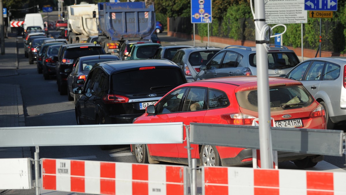 - Nie wiem skąd wziął się okres roku, ani kwota miliarda złotych. To dane z kosmosu - powiedziała w Tok FM prezydent Warszawy Hanna Gronkiewicz-Waltz odnosząc się do dzisiejszych publikacji prasowych. Przypomnijmy, "Gazeta Stołeczna" napisała, że w wyniku prac przy budowie drugiej linii metra woda wymyła grunt pod tunelem Wisłostrady.