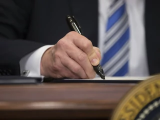 Donald Trump podpisuje dokument dotyczący wprowadzenia ceł na stal i aluminium