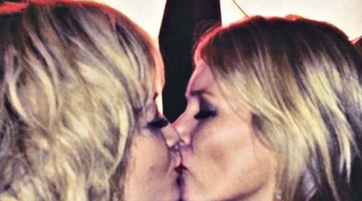 Kate Moss leszbi  csókot váltott