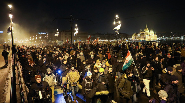 Tüntetők vonultak utcára budapesten / Fotó: MTI/Mohai Balázs