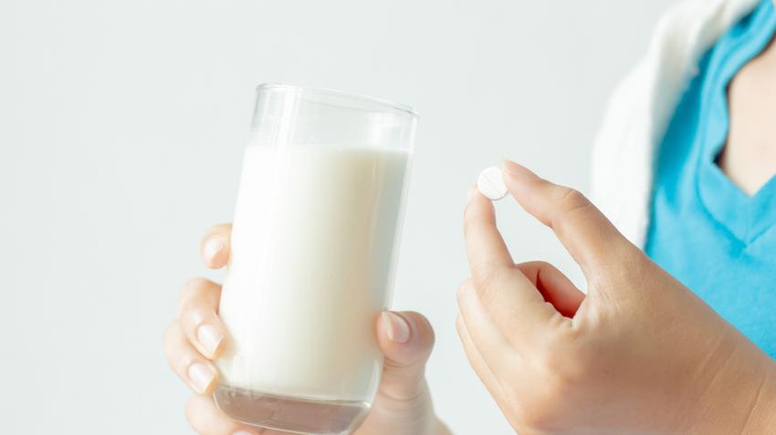 gyógyszerszedés gyógyszer tabletta kapszula szedése folyadék tej gyümölcslé