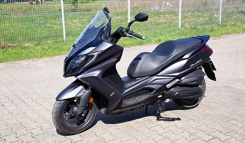 Kymco New Downtown 125i – wielki maksiskuter, którym pojedziesz bez prawka motocyklowego