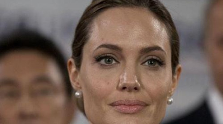 Levágták Angelina Jolie mellét