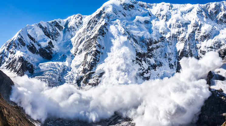 Robbantással indították útjára
ezt a mesterséges lavinát, hogy
vizsgálják a viselkedését. Több
mint 220 kilométer/órával száguldott lefelé /Fotó: Shutterstock