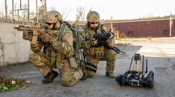 A Scorpion robotokat könnyen átalakíthatják majd a katonák, felderítésre és bombák hatástalanítására is alkalmasak
