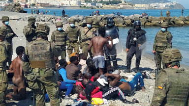 Migranci szturmują hiszpańską Ceutę. "Ludzie nie wychodzą z domów. Boją się"