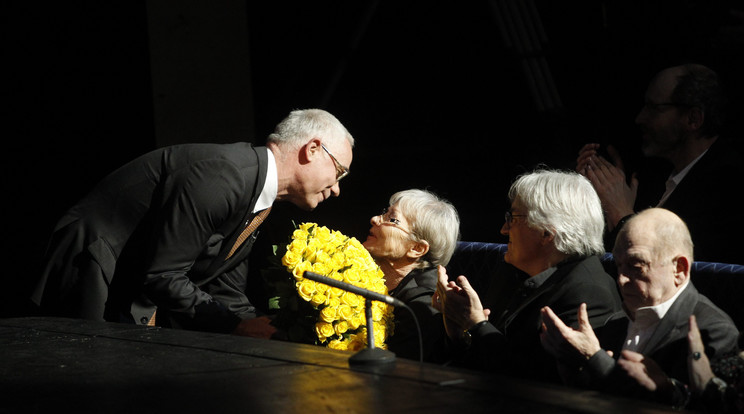 A 80 éves Törőcsik Marit sárga rózsával köszöntötte Balog Zoltán, az emberi erőforrások minisztere /Fotó: MTI-Szigetváry Zsolt