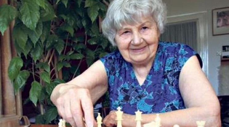 Világrekordra gyúr a 87 éves sakkmester