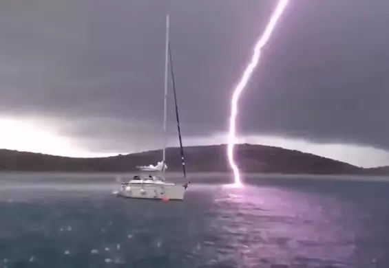 Amatorskie nagranie z łódki udowodni ci, że żeglowanie podczas burzy to fatalny pomysł