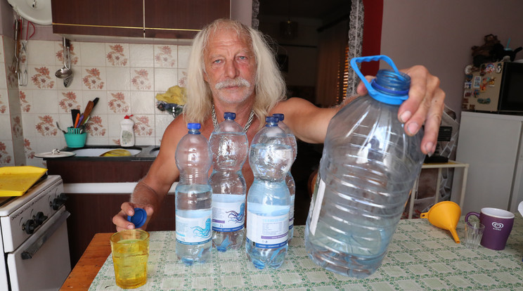 A kiskunlacházi Pokornyik Imre még a főzéshez 
is csak vásárolt palackos 
ivóvizet használ/Fotó:Weber Zsolt