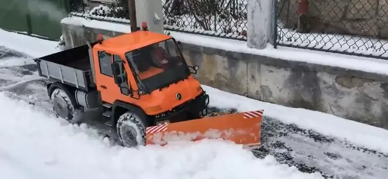 Nie chce ci się odśnieżać chodnika? Zdalnie sterowany... Unimog zrobi to za ciebie