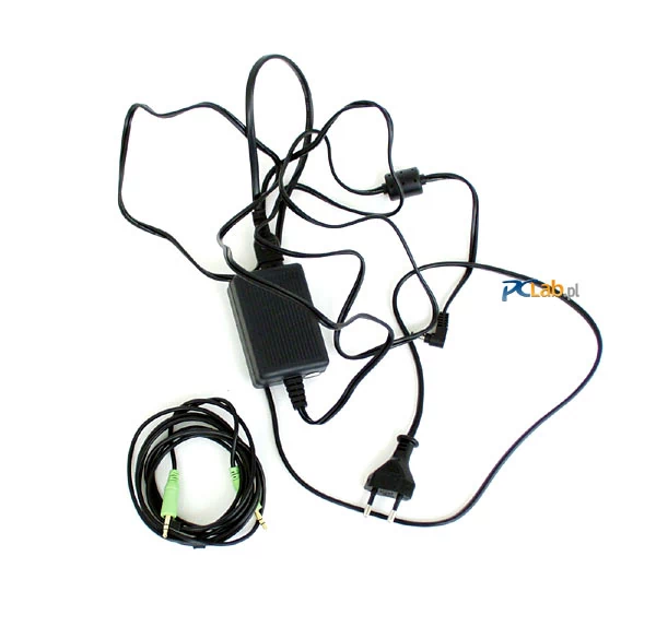 Zasilacz i kabel audio, umożliwiający podłączenie odtwarzacza do wzmacniacza czy zestawu głośnikowego