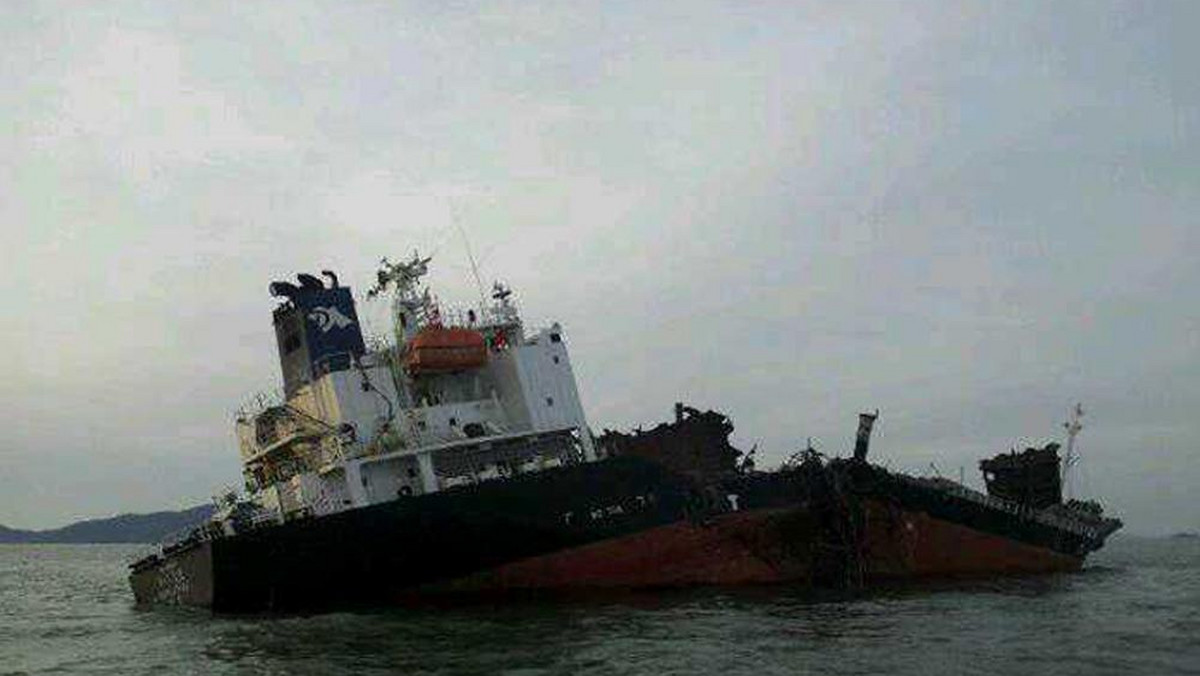 Pięciu członków załogi południowokoreańskiego statku towarowego zginęło dzisiaj, gdy jednostka najpierw przełamała się na pół, a potem zatonęła w wyniku eksplozji - powiadomiła straż przybrzeżna. Wykluczyła ona, ze względu na miejsce wypadku, by wybuch był wynikiem ataku ze strony Korei Płn.