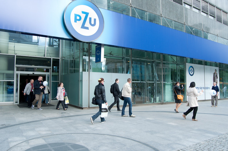 Wejście główne do siedziby PZU w Warszawie. Fot. Materiały prasowe PZU