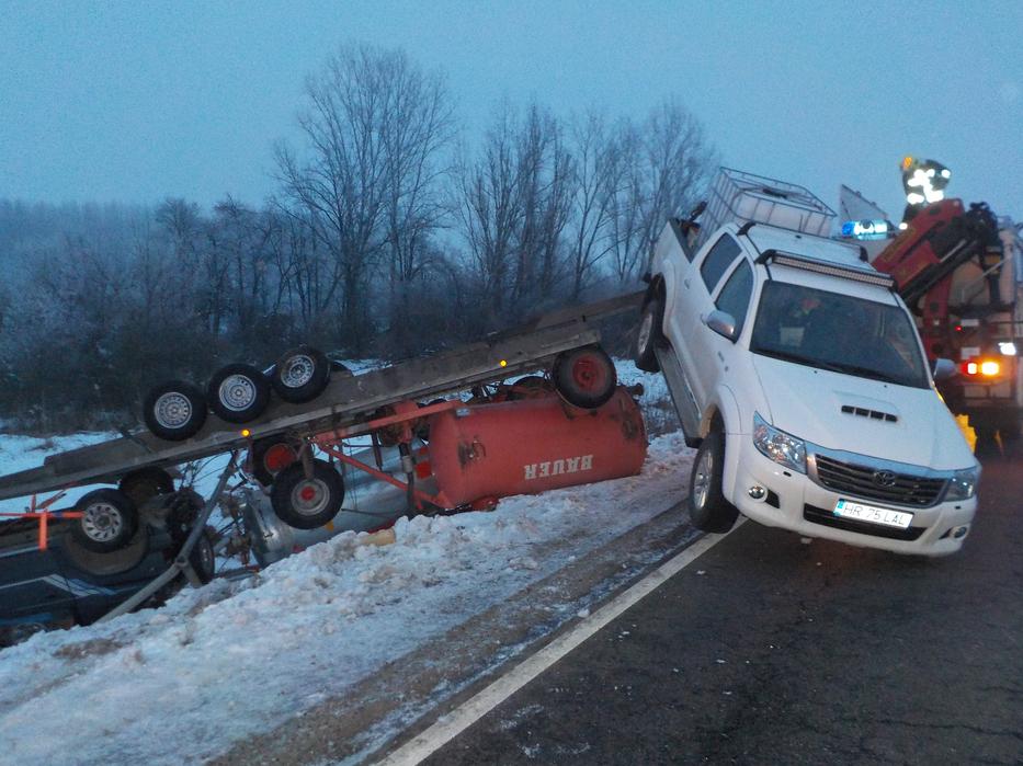 Gépkocsi által vontatott tréler borult az árokba Albertirsa közelében / Foto: PMKI Cegléd HTP