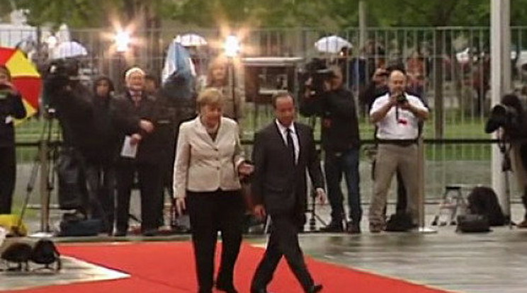Így terelgette Merkel a francia elnököt