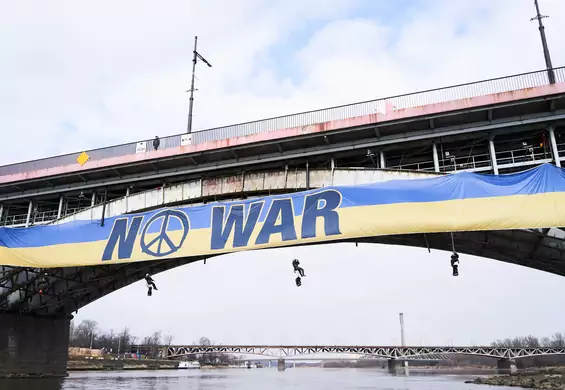 Na warszawskim moście zawisł 60-metrowy baner "NO WAR"