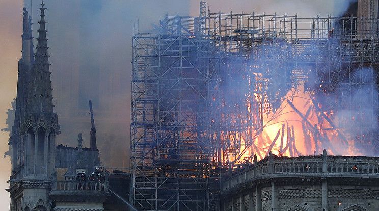 A lángok hétfő este csaptak fel a párizsi Notre-Dame-ban /Fotó: MTI/AP/Thibault Camus