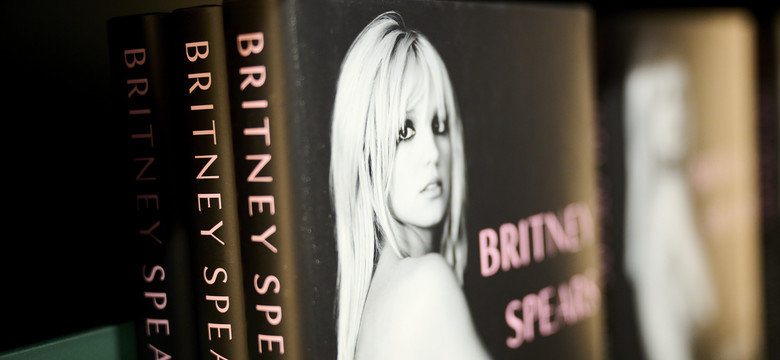 Britney Spears boso i owinięta w koc przed luksusowym hotelem w Los Angeles