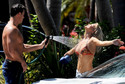 Joanna Krupa myje samochód / fot. East News