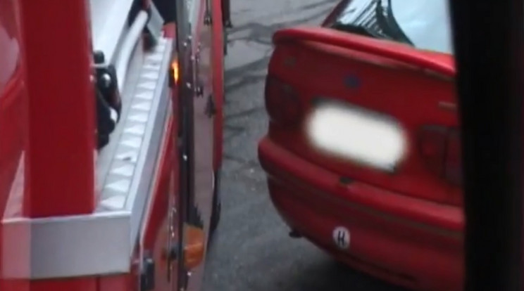Sokszor a szabálytalanul parkoló autók miatt nem érkezik meg időben a segítség / Fotó: Youtube