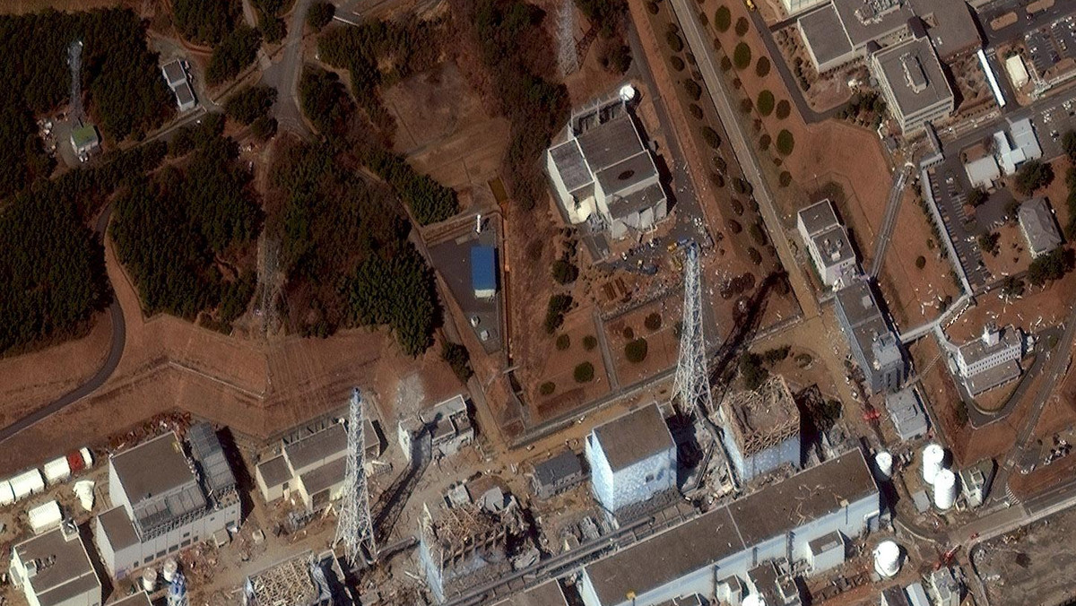 Nad uszkodzoną przez trzęsienie ziemi elektrownią atomową Fukushima dzisiaj rano znowu pojawiły się kłęby pary i dymu. Władze poinformowały, że do siłowni powróciły ekipy techniczne, wycofane wcześniej ze względów bezpieczeństwa.