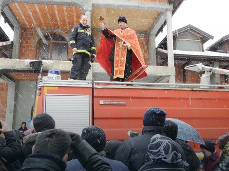 Sveštenik osveštava vatrogasnu cisternu