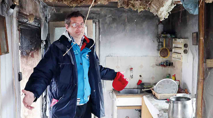 Straba Ferenc kétségbeesetten mutatja a tönkrement falakat, a leégett tetőt. Egyedül 
nem tudják felújítani /Fotó: Weber Zsolt