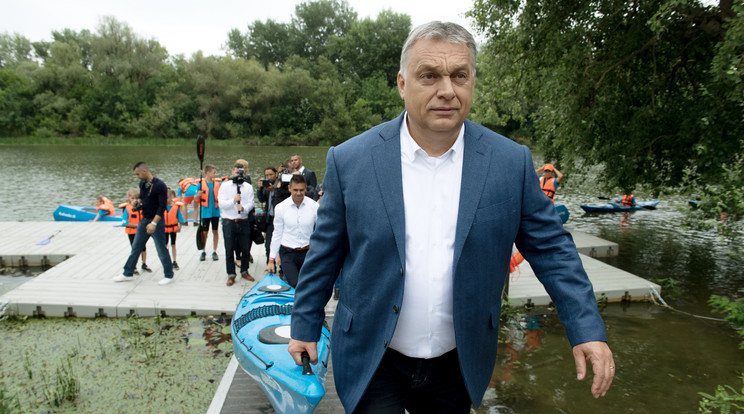 Orbán Viktor megragadta az egyik kajakot, és segített becipelni az új csónakházba /Fotó: MTI/Koszticsák Szilárd