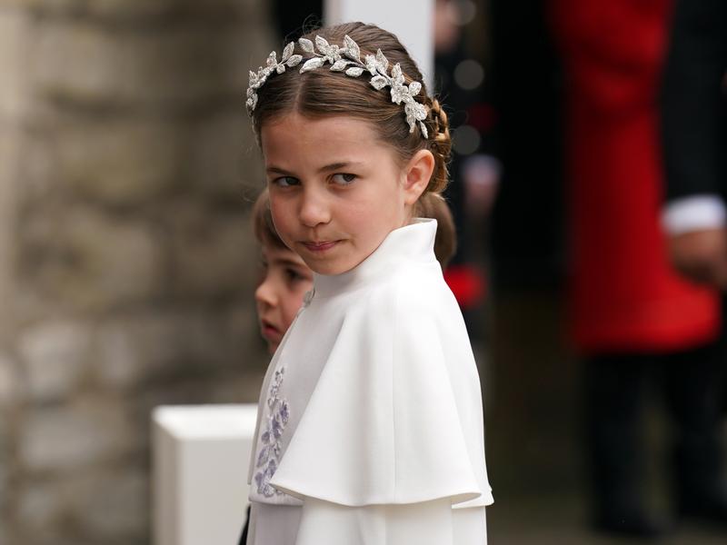 Sarolta hercegnő derékig érő hajjal pózol születésnapi portréján