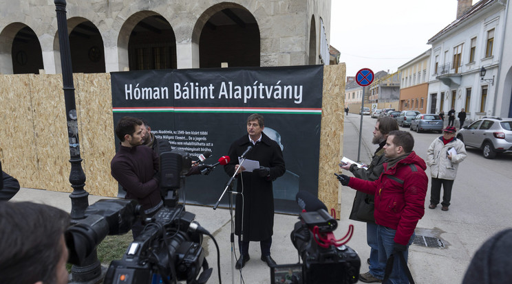 Kedden még arról beszélt az alapítvány vezetője, hogy ragaszkodnak a szoborhoz / Fotó: MTI- Szigetváry Zsolt