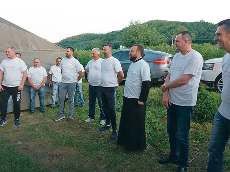 prilički sveštenik pokrenuo je akciju gradnje kuće siromašnoj porodici, obezbedio je protezu bolesnoj devojci...