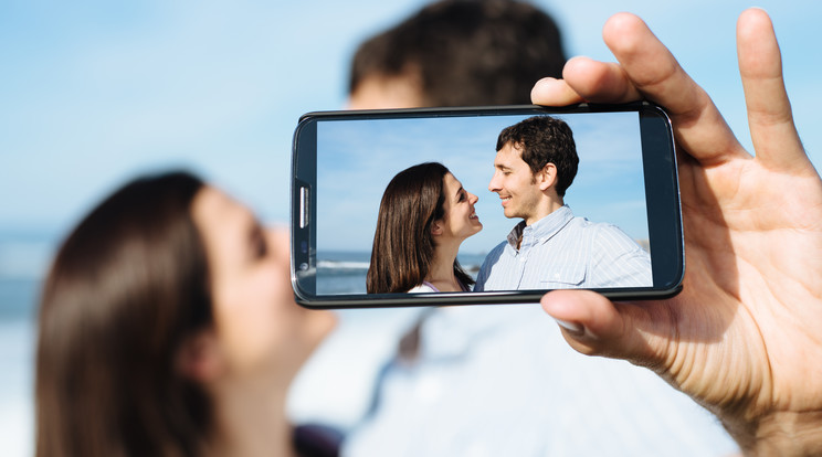 Félelmet is mutat a közös szelfi / Fotó: Shutterstock