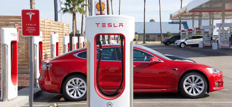Tesla wycofa ponad milion aut. Tym razem z powodu szyb