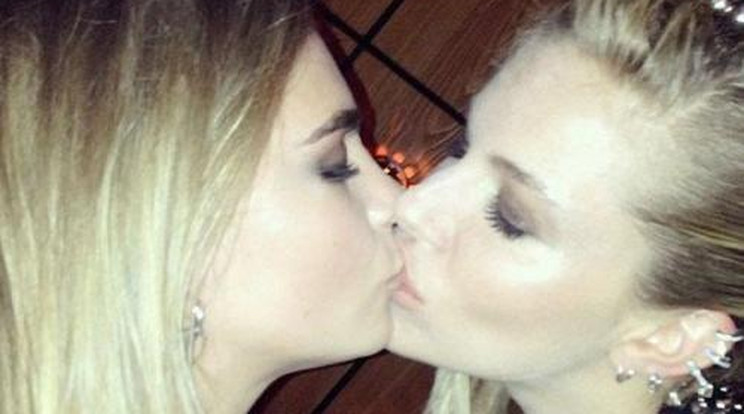 Leszbicsókot váltott Sienna Miller és Cara Delevingne