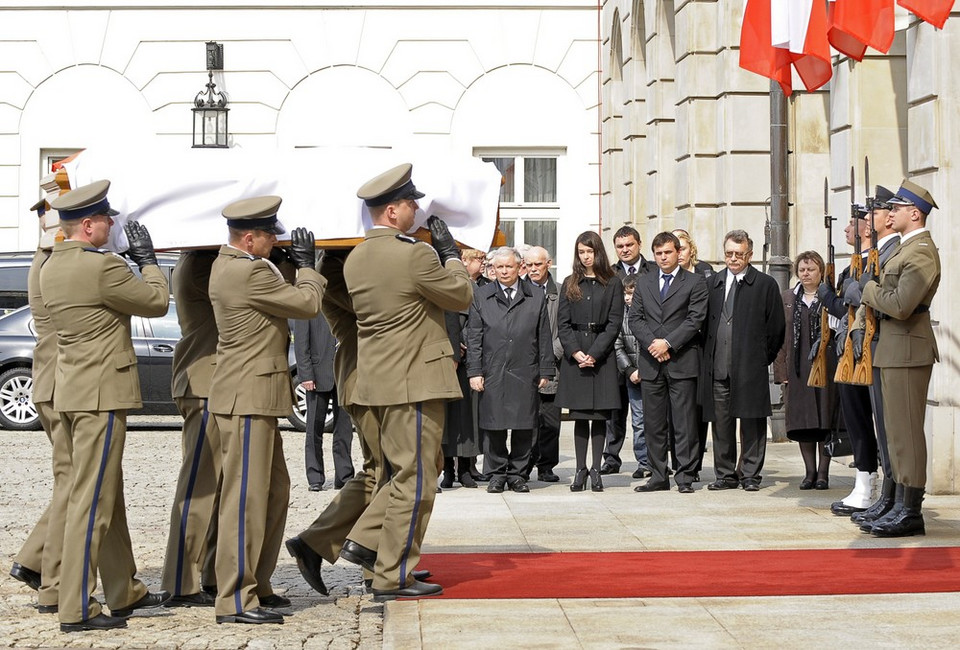 Trumna z ciałem prezydentowej została przeniesiona do Pałacu Prezydenckiego