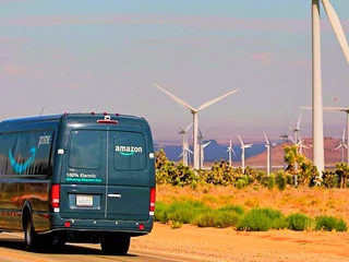 Amazon inwestuje w systemy solarne i farmy wiatrowe, celem jest oparcie całej działalności na energii ze źródeł odnawialnych