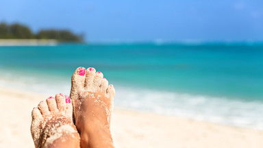 Jak oczyścić szybko stopy po plaży? Sprawdź ten trik