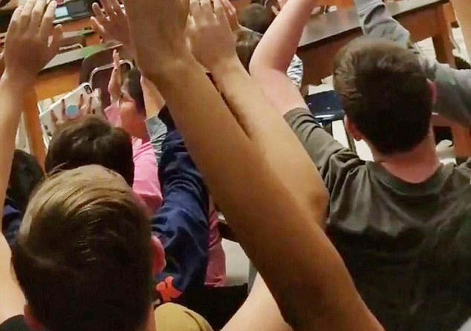 Megrázó videók! Diákok készítettek felvételeket a floridai iskolai lövöldözésről
