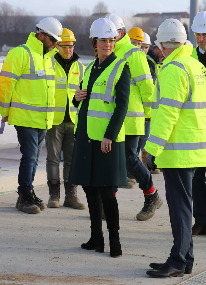 Księżna Kate w ciąży na budowie mostu