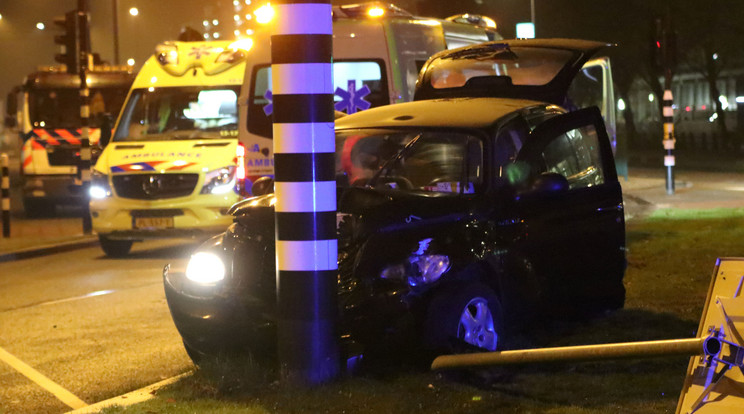 Csúnyán összetört a taxi, melyben a futballista utazott /Fotó: AFP