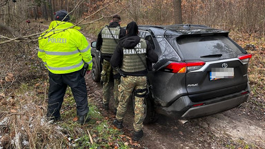 Kierowca nie zatrzymał się do kontroli. Funkcjonariusze ruszyli w pościg za skradzionym autem