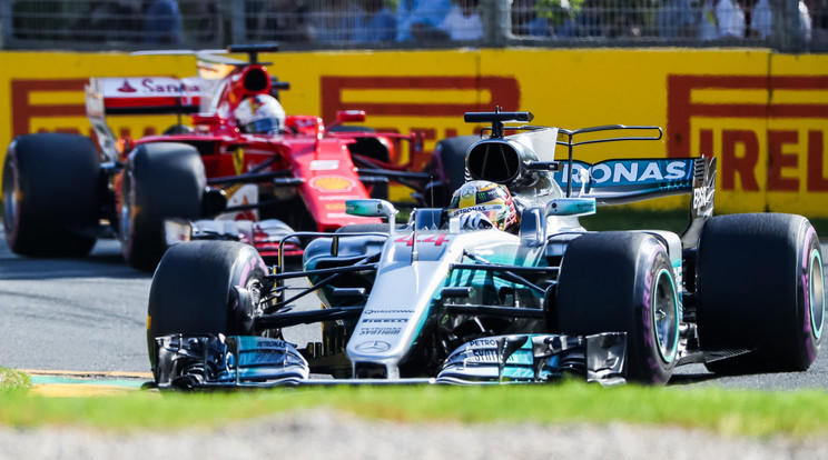 Lewis Hamilton (elöl) háromszoros, Sebastian Vettel négyszeres világbajnok –  idén ki lesz a jobb?
/Fotó: AFP