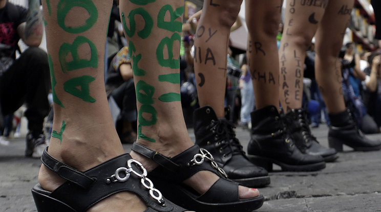 Mexikóban a nők jogaiért tüntettek / Fotó: MTI/EPA/Hilda Rios