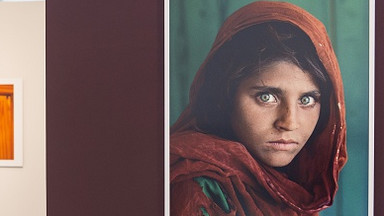 "Afgańska dziewczyna" Steve'a McCurry'ego wylicytowana za rekordową w Polsce kwotę
