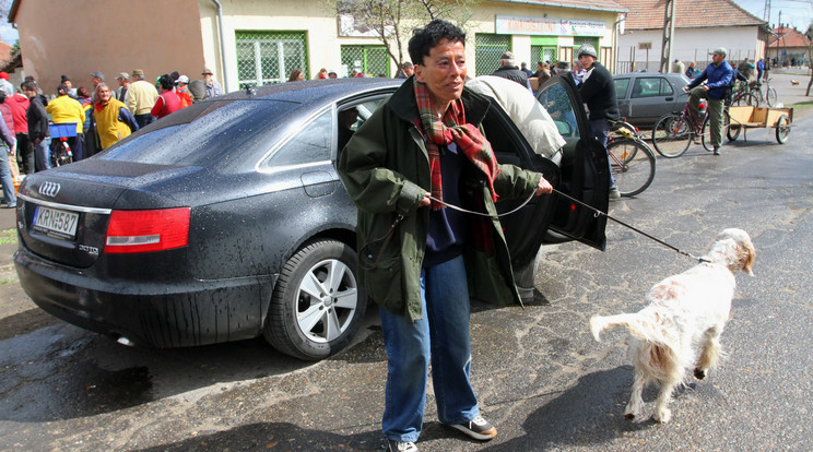 Hegedűs Zsuzsa miniszterelnöki megbízott kutyáját is hivatali autóval sétáltatta a titkára /Fotó: MTI/Vajda János